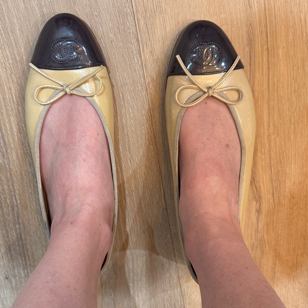 CHANEL Cream and Black Cap Toe Flats